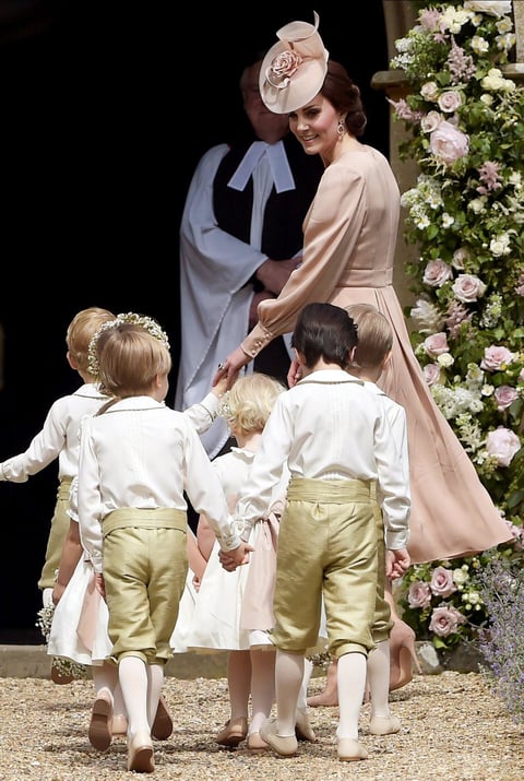 Entre los participantes estuvieron el príncipe Jorge, de 3 años, como paje; y la princesa Carlota, de dos y una de las damas de honor. Los dos son los hijos de la duquesa de Cambridge, hermana de Pippa.