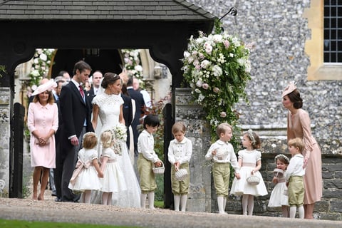 Las imágenes de la televisión mostraron la llegada de la novia tomada del brazo de su padre, a los príncipes Guillermo y Enrique y a la Duquesa de Cambridge (Kate Middleton) encargándose de organizar a los niños perfectamente coordinados con sus trajes de pajes.