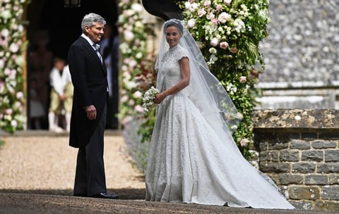 La novia llegó acompañada de su padre a la iglesia de San Marcos en el poblado de Englefield en Berkshire a unos kilómetros de la residencia de los padres de Pippa Middleton, en el sur de Inglaterra.