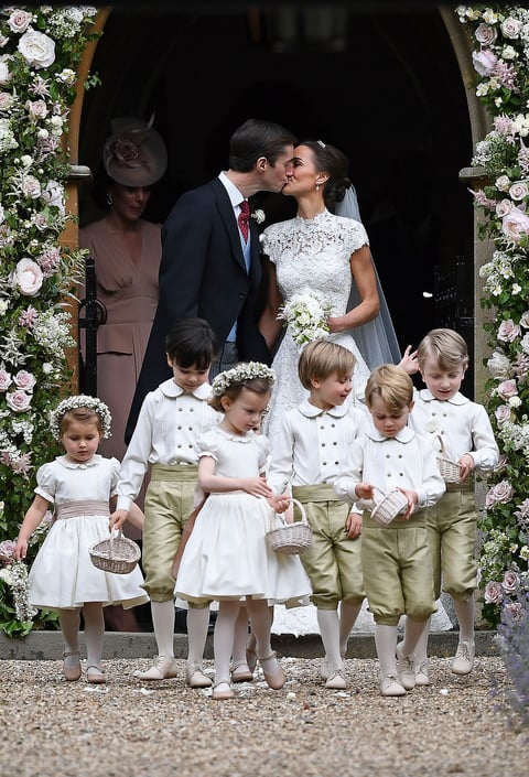 Los pequeños hijos de los duques de Cambridge, Jorge de tres años de edad y Carlota de dos años, fueron los pajes en la ceremonia religiosa que se realiza a puerta cerrada en una iglesia que se ubica en una propiedad privada.