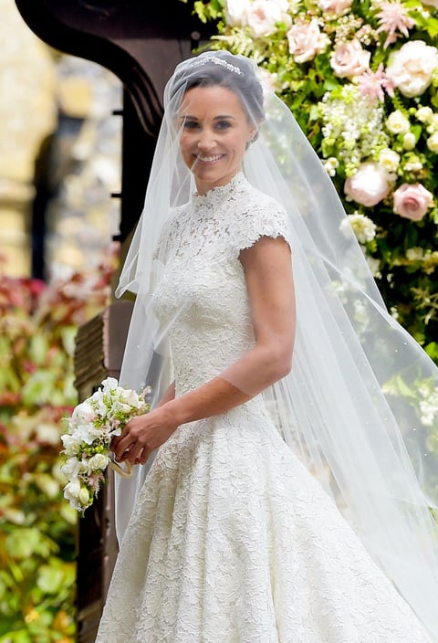 Lucía un vestido de boda a la medida diseñado por Giles Deacon, un velo largo creado por el diseñador de sombreros Stephen Jones y una tiara. Padre e hija se tomaron una breve pausa antes de entrar a la iglesia.
