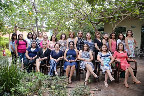 20052017 La festejada acompañada por algunas de las asistentes a su prenatal.