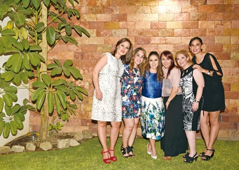21052017 DICE ADIÓS A LA SOLTERÍA.  Claudia González con algunas de sus amigas.