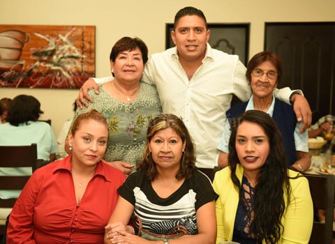 21052017 GRATOS MOMENTOS.  Víctor Hernández festejando el Día de las Madres con su familia: abuelas, Elena y Micaela, mamás, Nancy y Rosy, y su esposa, Blanca.