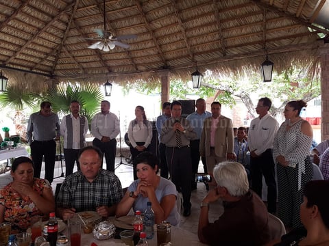 21052017 Los asistentes disfrutando de la recepción.