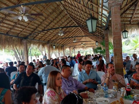 21052017 Los maestros festejando su día.