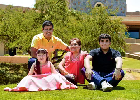 21052017 EN FAMILIA.  Mayela Cassio de Aguirre con sus nietos: Alejandra Aguirre Suárez, Iván Zdenko y Deian Ríos Aguirre.