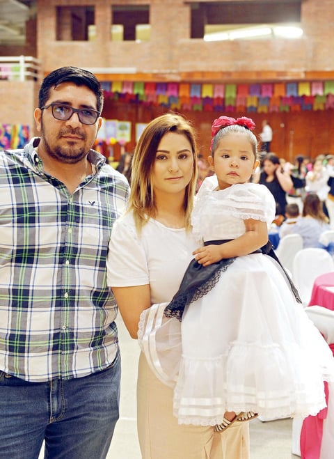 23052017 EN FAMILIA.  José, Verónica y Frida Ariadne.