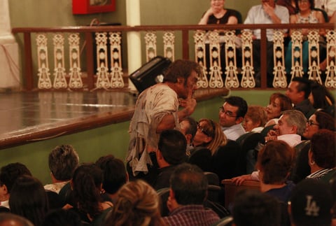 La obra es caracterizada por su interacción con el público, que segundo a segundo observan cada movimiento del actor.