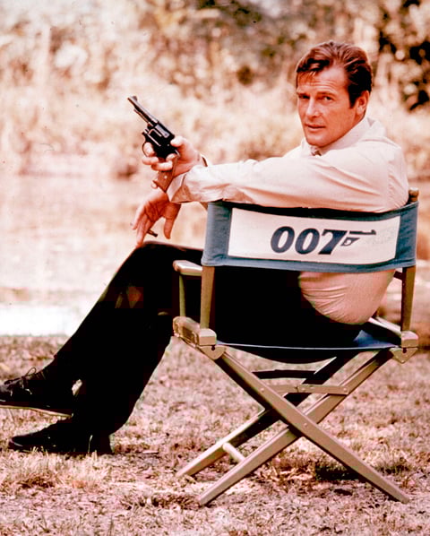 El agente 007 James Bond siempre tendrá algo de Roger Moore, en especial su ironía y desenfado, pues no en vano fue el actor que más veces ha interpretado, hasta ahora, al espía al servicio de Su Majestad británica.