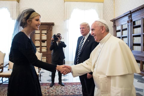 El Papa saludó a los miembros de la familia Trump.