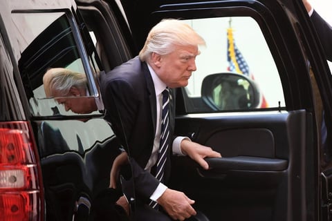 El mandatario, en su arribo a la reunión.