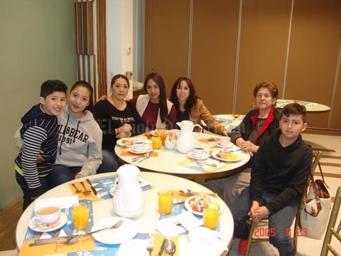 24052017 Emiliano, Laura, Marcela, Stephania, Leticia, Alicia y José Ángel.
