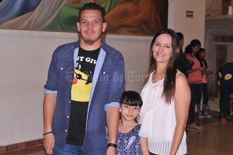 24052017 EN FAMILIA.  Alejandro, Vania y Claudia.