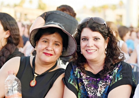 25052017 EN PLAZA MAYOR.  Ivonne y Lorena.