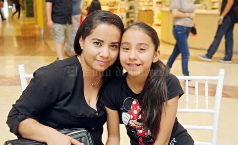 25052017 EN EL MALL.  Carolina y Debbanhi.