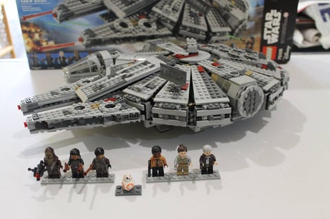 Star Wars y LEGO combinan a la perfección, por lo que no es de extrañar que se vendan millones de sets de LEGO por Amazon. El Halcón Milenario es el número 1. La maqueta de la fotografía está inspirada en la versión de la nave de El despertar de la Fuerza. Cuesta 150 dólares y tiene 1.329 piezas.