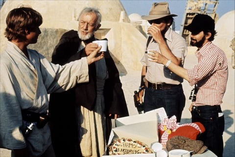 A pesar de que el prestigioso Alec Guinness renegó de su papel en las películas, su papel en la franquicia le hizo todavía más millonario de lo que era porque su contrato le garantizaba un 2% de los beneficios en taquilla: casi 100 millones de dólares.