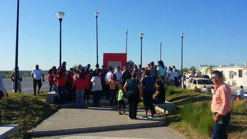 Algunas personas se congregaron en el memorial instalado en Ciudad Acuña para recordar la tragedia de hace dos años.
