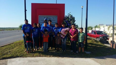 Realizaron guardias de honor en el memorial construido en la zona que sufrió mayor afectación el 25 de mayo de 2015.