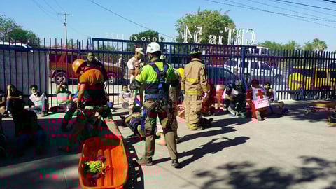 En la parte frontal del plantel educativo se estableció el centro de control, lugar en el que fueron concentrando las presuntas víctimas y luego eran trasladados a los centros hospitalarios.