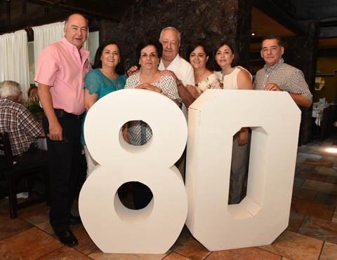 Acompañado de su esposa, Betty, y sus hijos, Raúl, Fernando, Graciela, Lely y Patricia