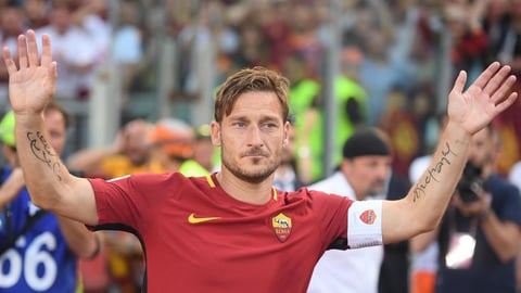 Totti, de 40 años, jugó el encuentro número 786 de una carrera de 25 años en la que marcó 307 goles, todos completamente dedicados al equipo de su ciudad, algo que le reconoció esta tarde su hinchada en el acto organizado al finalizar el partido.
