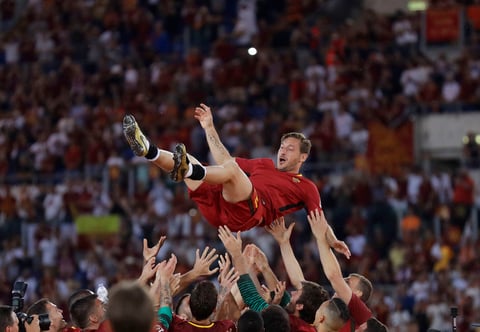 Totti fue despedido por sus compañeros.