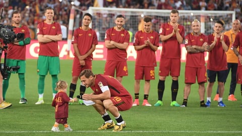 Finalmente, el símbolo de la Roma caminó hasta el círculo del centro del campo, se quitó el brazalete de capitán y lo entregó a un niño de los equipos juveniles, con un gesto que invitó a sus aficionados a mirar hacia adelante.