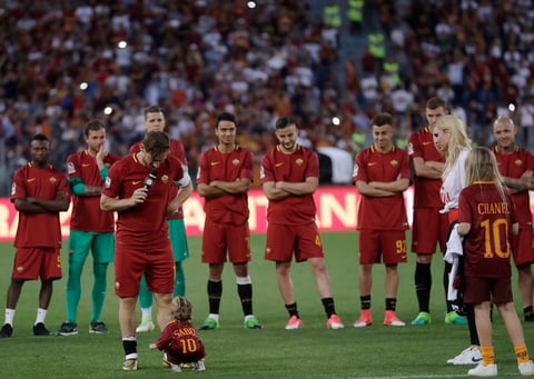 El último regalo de Totti a sus hinchas fue un balón firmado, en el que escribió "Te echaré de menos", que lanzó al fondo sur del Olímpico.
