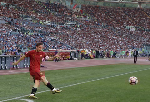 Totti admitió que en este momento tiene "miedo" y pidió a sus aficionados que le "apoyen" en el difícil período que le espera.