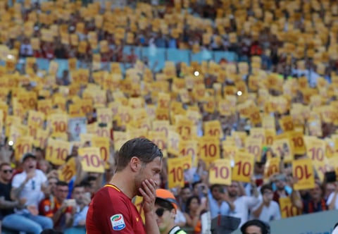 El capitán fue recibido antes del encuentro con miles de pancartas con el número 10 y con un mosaico en el que se leía "Totti es el Roma", que ocupaba gran parte del fondo sur del estadio Olímpico.