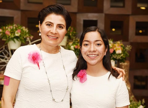 29052017 Gabriela González y Luisa Fernanda Villarreal.