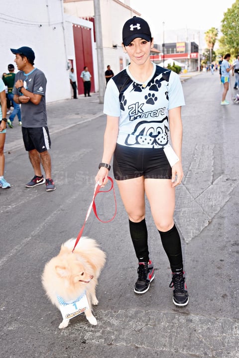 28052017 EN CARRERA.  Marcia Gómez con su perrito 'Lobito'.