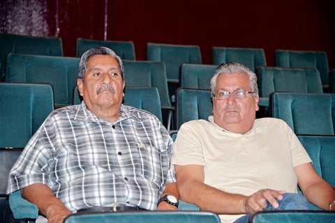 28052017 EN EL TEATRO.  Gerardo y José.