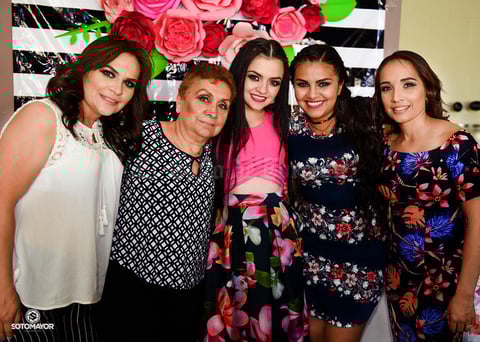 29052017 EN DESPEDIDA.  Andrea Belén acompañada de Diana, María Estela, Karen y Estela.