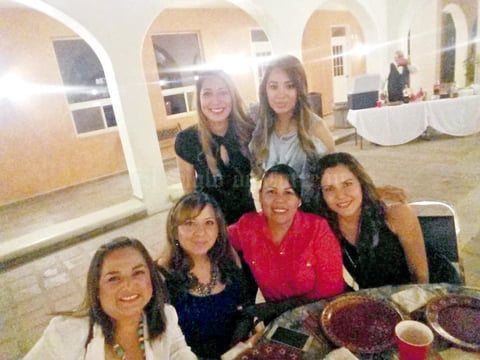 28052017 DE FIESTA.  Maestras celebran su día.