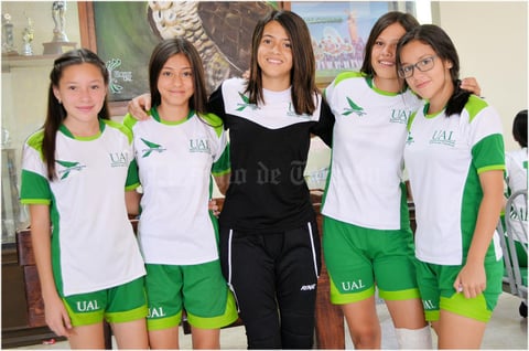 28052017 Astrid Verdeja, Valentina de la Torre, Michelle Hurtado, Olga Hernández y Yuceli Jasso.