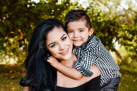 28052017 FELICES.  Andrea con su hijo, Ian.