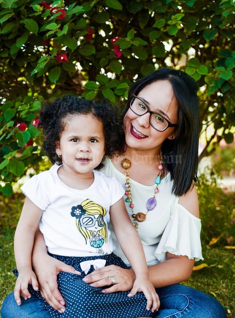 28052017 LINDA POSTAL.  Isabella con su mamá, Lupita Galindo.