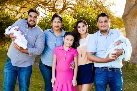 28052017 PRIMERA COMUNIóN.  Mariana con sus papás, Víctor y María del Socorro, sus tíos, Luis Antonio y Karla, su hermanito, Víctor, y su prima, Geraldine.