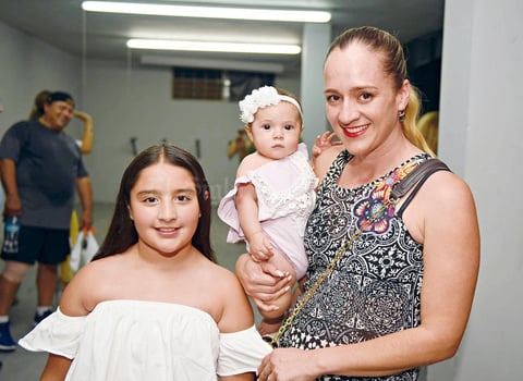 29052017 EN INAUGURACIóN.  María Emilia, Victoria y Patricia.