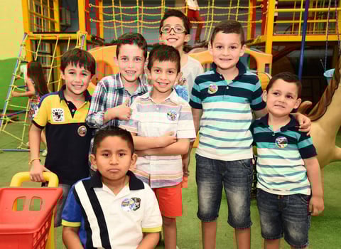29052017 DIVERTIDA CELEBRACIóN.  El pequeño César Corrales Hernández con algunos de sus amiguitos en su fiesta por sus siete años de vida.