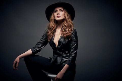 Laura Caro: Además de cantante es compositora, productora y actriz. Lanzó dos discos de manera independiente y participó en la película Here comes the devil. Participó en la quinta temporada de La Voz … México.