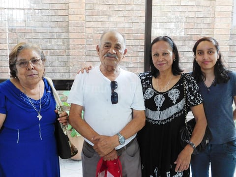 30052017 Leonor García Segura, Raymundo Caldera, Fátima Mártinez García y joven que los acompaña.
