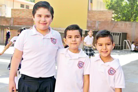 30052017 EN EL COLE.  Humberto, Alejandro y Francisco.
