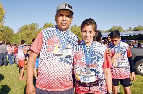 30052017 EN CARRERA ATLéTICA.  César y Paty.