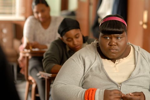 La actriz protagonizó el filme Preciosa, el cual narra la vida de una adolescente obesa y analfabeta, víctima de diversos abusos. En el rodaje de la cinta, la actriz pesaba 179 kilos.