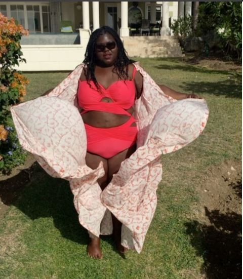La actriz publicó en su cuenta de Instagram una imagen con un traje de baño color anaranjado, y con otro en color negro.