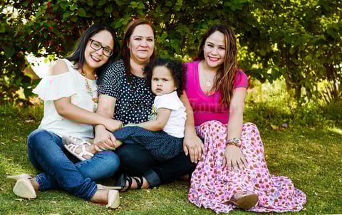 31052017 LINDA POSTAL.  Isabella con Reyna Arreola, Lupita Galindo y Roxana Galindo.